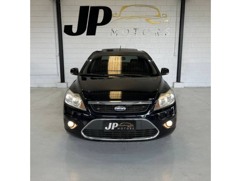 FORD - FOCUS - 2010/2011 - Preta - R$ 46.900,00