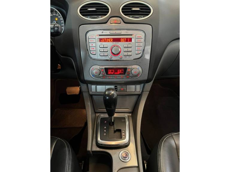 FORD - FOCUS - 2010/2011 - Preta - R$ 46.900,00