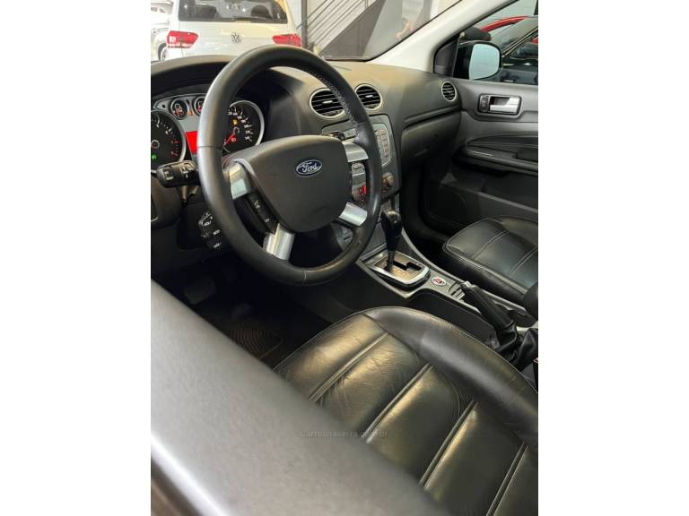 FORD - FOCUS - 2010/2011 - Preta - R$ 46.900,00