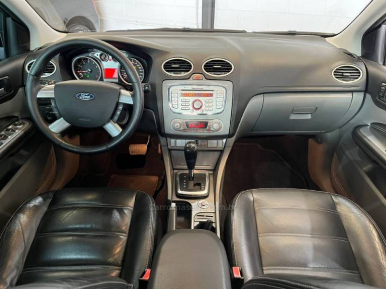 FORD - FOCUS - 2010/2011 - Preta - R$ 46.900,00