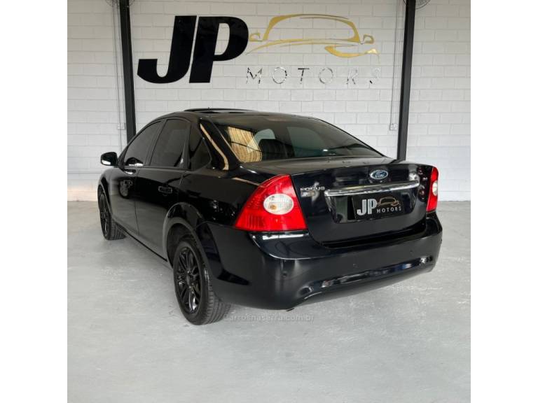 FORD - FOCUS - 2010/2011 - Preta - R$ 46.900,00