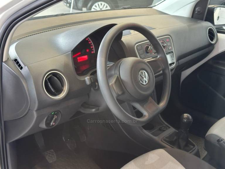 VOLKSWAGEN - UP - 2014/2015 - Branca - R$ 40.900,00